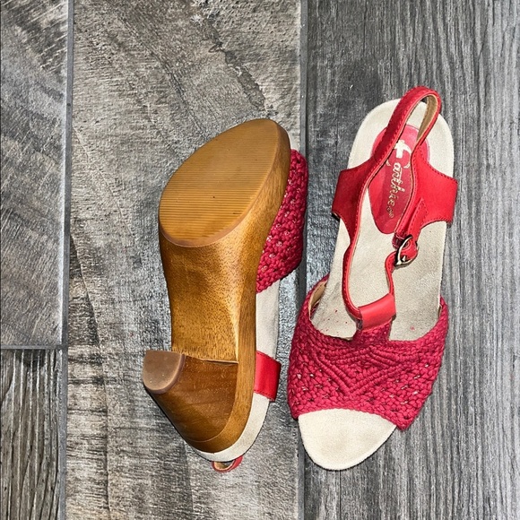 Earthies Red leather and Woven Slingback Sandals w/Wooden 3.5”Heel, 1”platform. - Picture 3 of 4